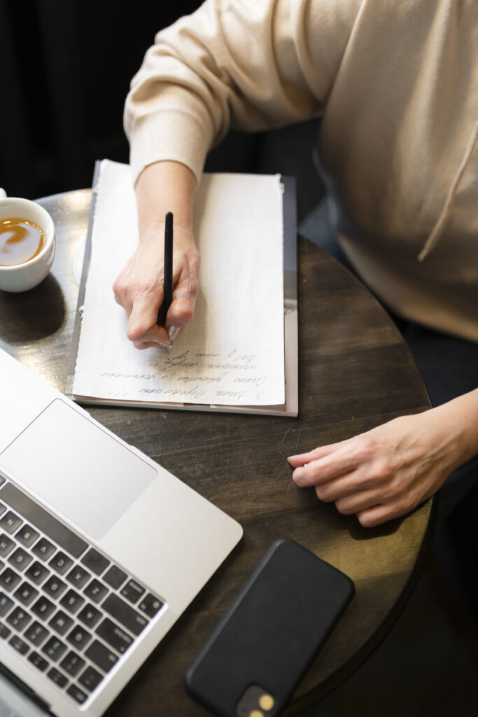 un rédactrice web seo copywriter storyteller travaille sur un projet